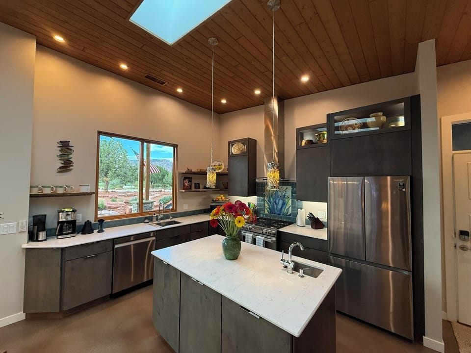 Fully equipped kitchen with island - Rancho Rojo - Vivid Sedona - Fully equipped kitchen with island - Rancho Rojo - Vivid Sedona