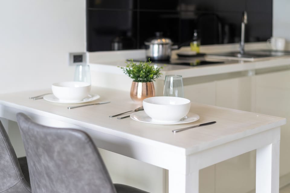 Exclusive Condo, 1 Bedroom, Balcony, Pool View | In-room dining