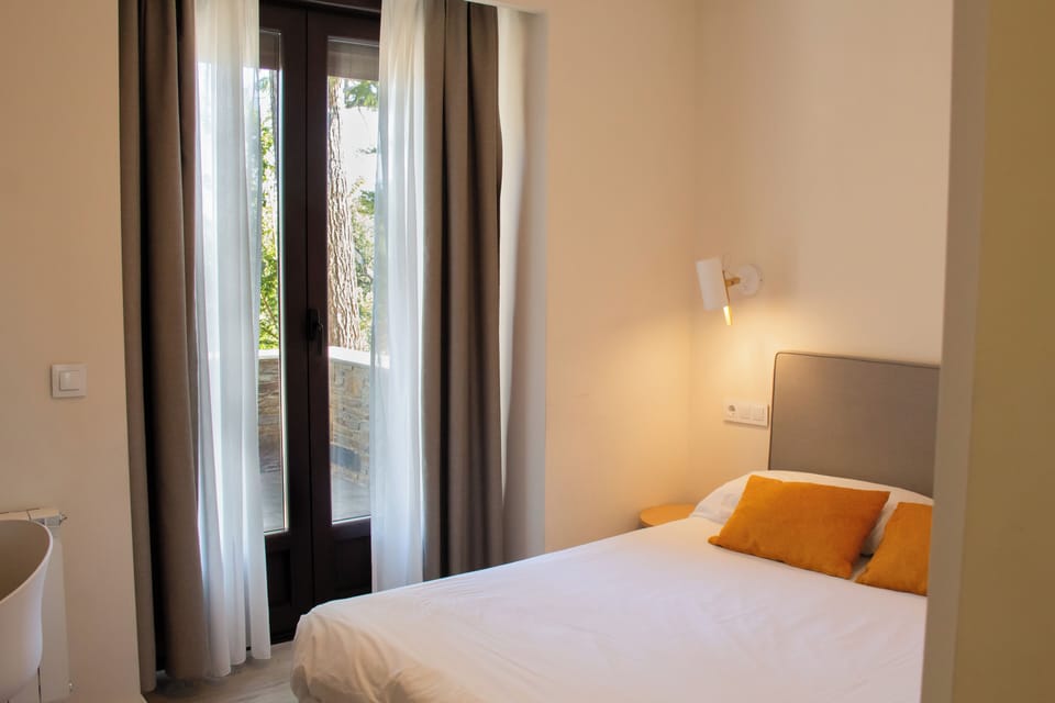 Habitación estándar con terraza | Minibar, in-room safe, desk, laptop workspace