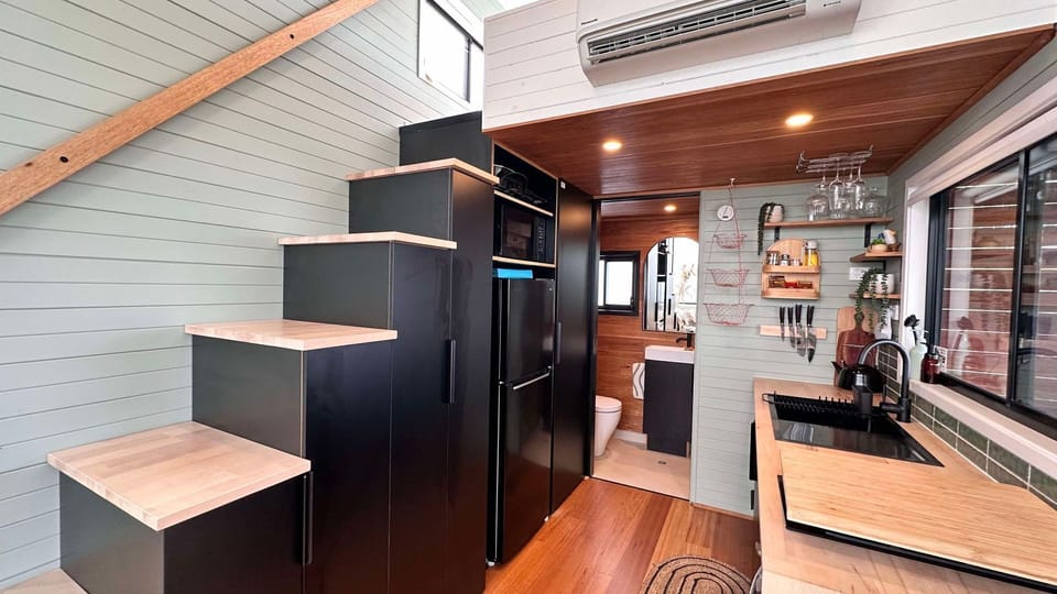 showing Aircon - steps to loft 