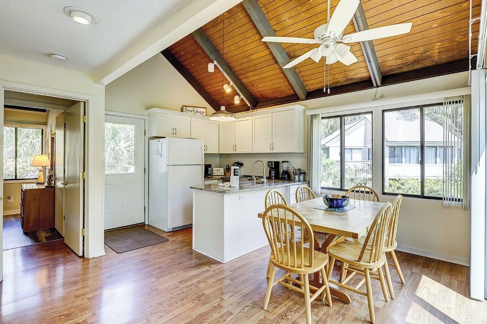 Dining Area & Kitchen