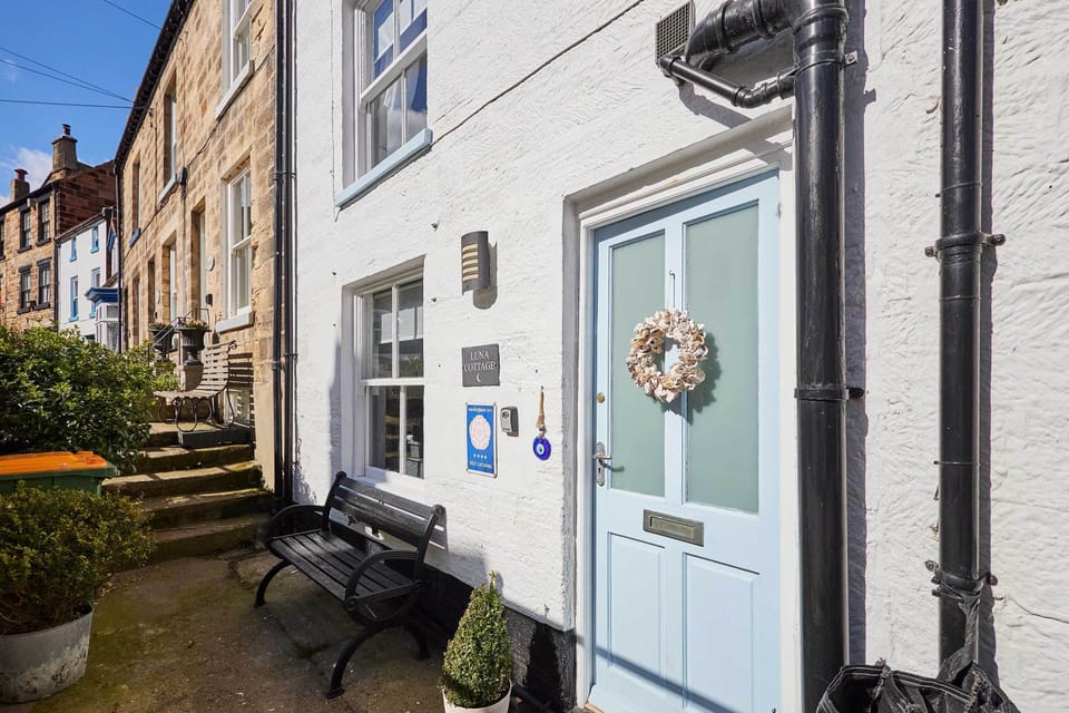 Luna Cottage, Staithes - Host & Stay