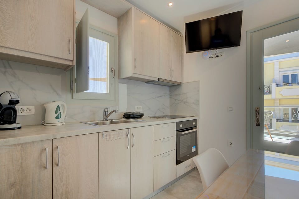 Fridge, oven, stovetop, cookware/dishes/utensils