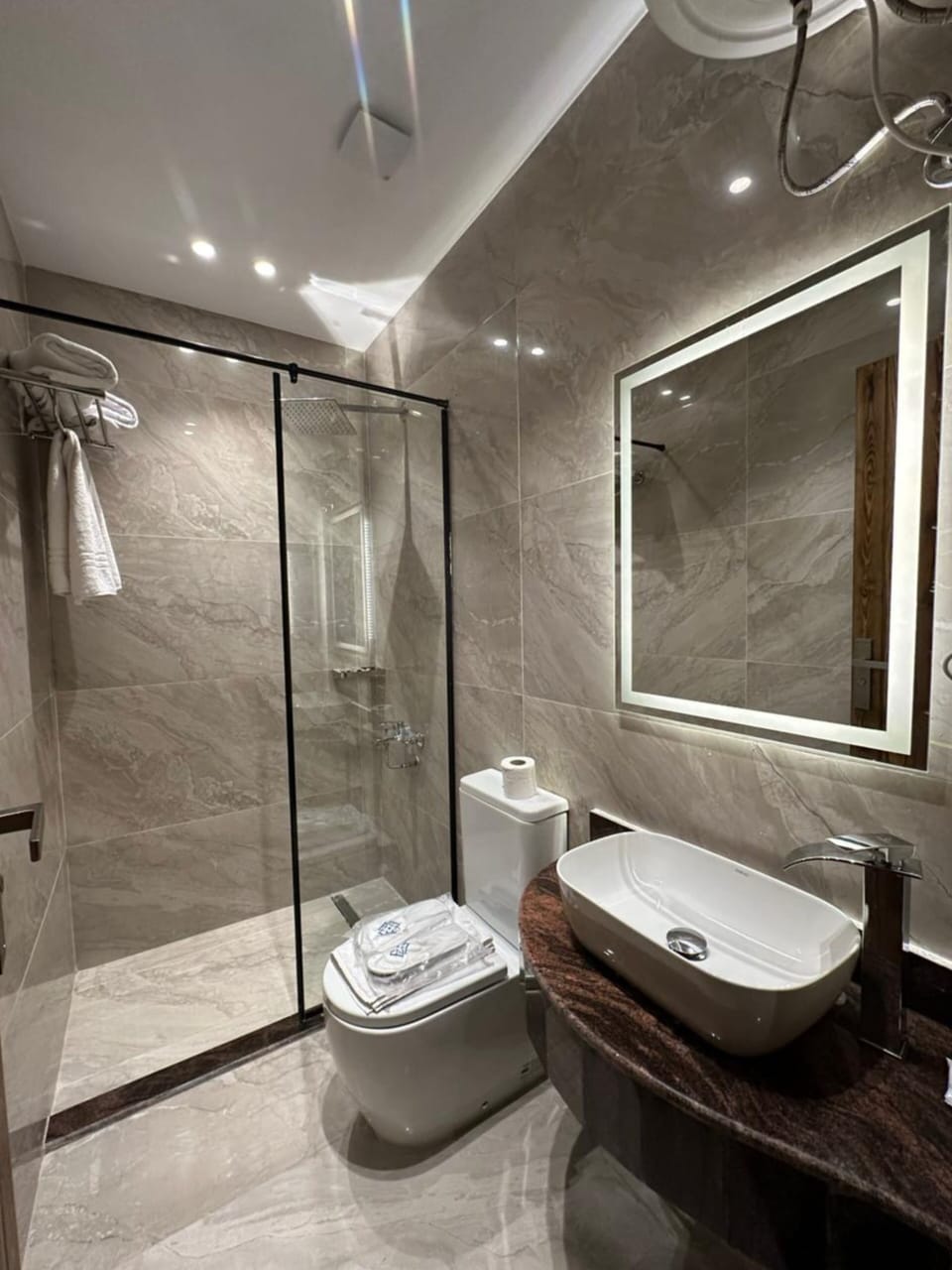 Queen Room Nile & Museum View | Bathroom | Shower, free toiletries, hair dryer, slippers