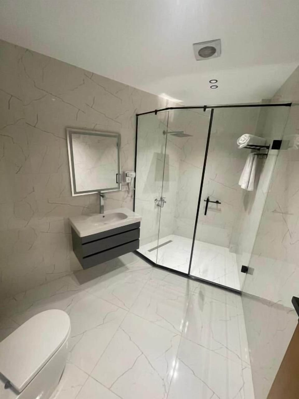Deluxe Junior Suite | Bathroom | Shower, free toiletries, hair dryer, slippers