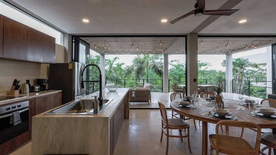 Fully Equipped Kitchen & Dining Table