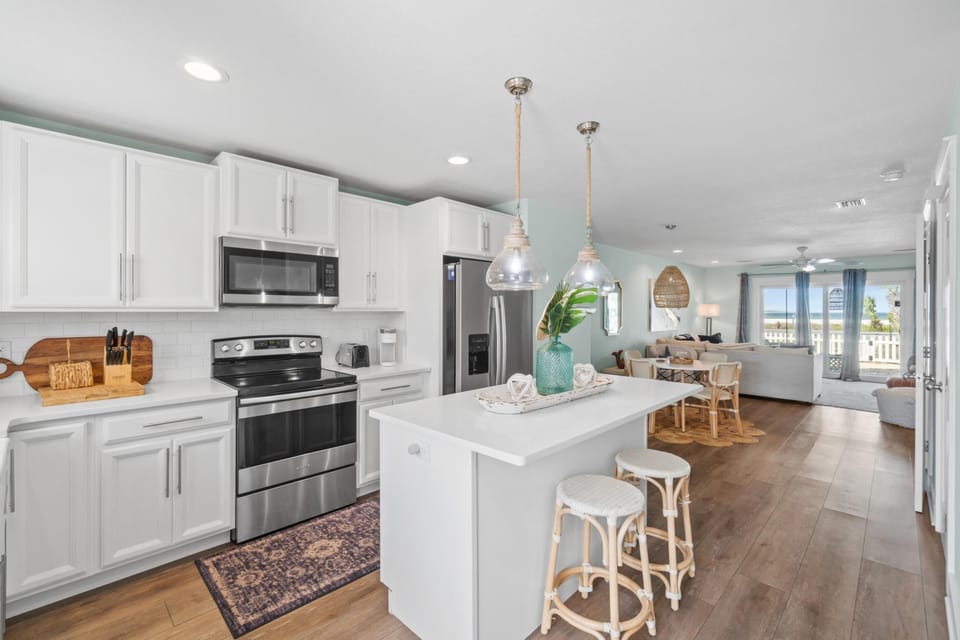 Townhome, Ocean View | Private kitchen | Full-size fridge, microwave, oven, stovetop