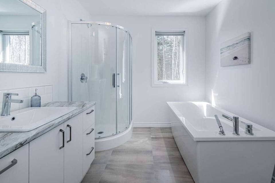 Bathroom (with bathtub and shower) (2)