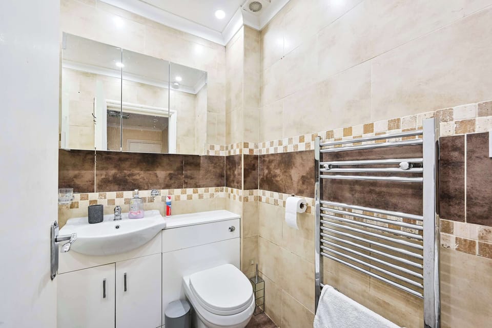 Modern bathroom with power shower and fresh towels provided for every stay