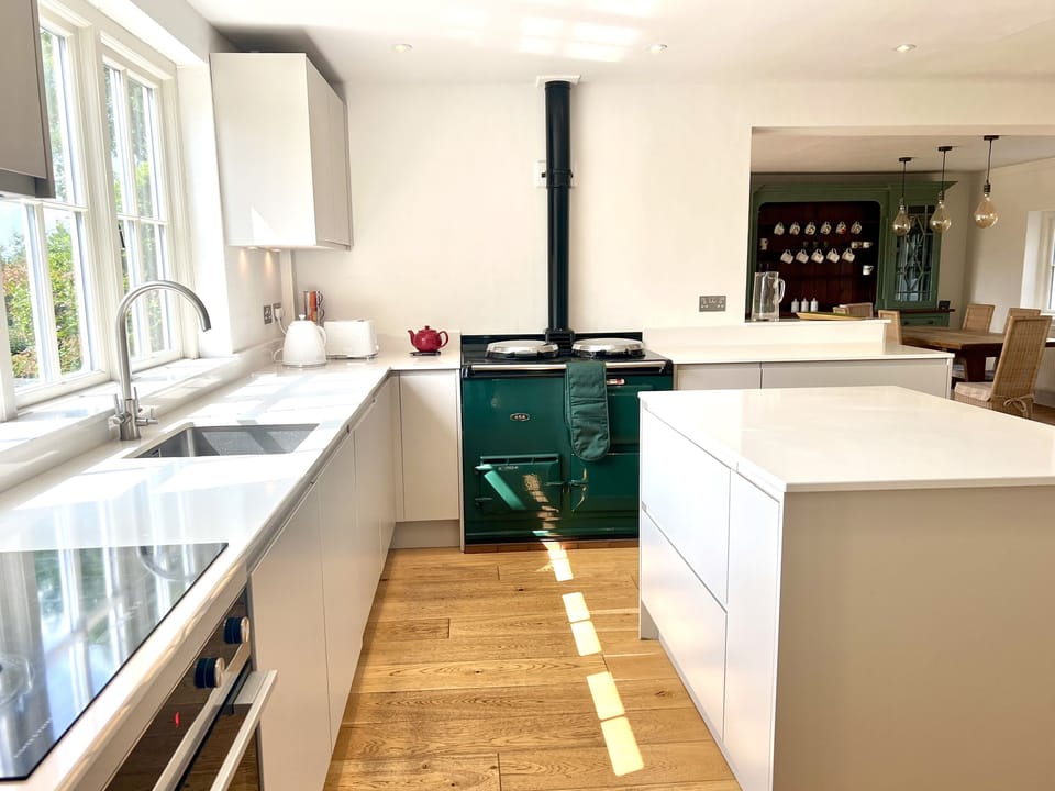 Cottage | Private kitchen | Dishwasher, cookware/dishes/utensils