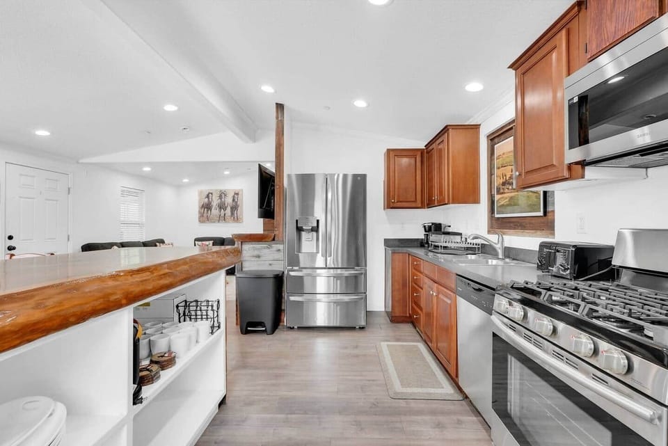 Full Equipped Kitchen. Please note we have water well! Do not use for drinking or cooking. 