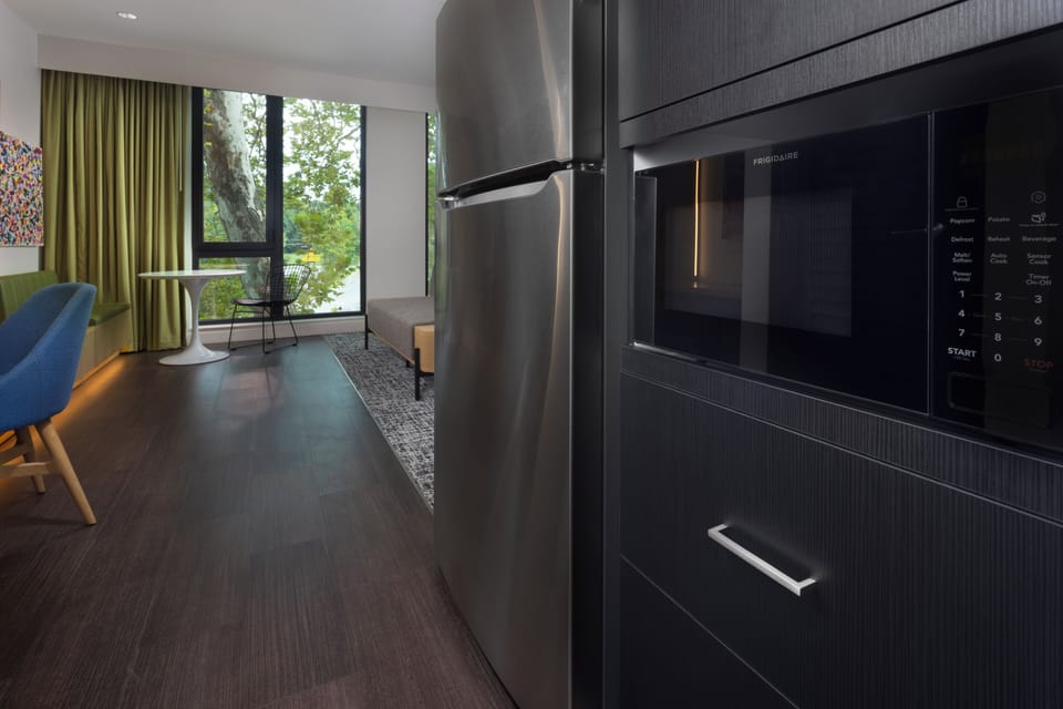 Full-size fridge, microwave, stovetop, dishwasher