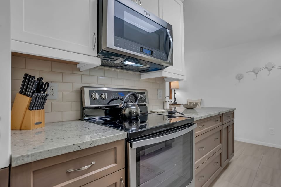 Villa, Multiple Beds, Kitchen (910 Cutter Court) | Private kitchen | Fridge, microwave, oven, stovetop