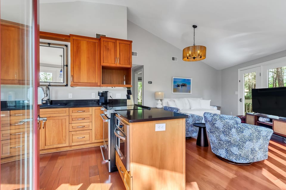 Villa, 2 Queen Beds, Kitchen (2050 Deer Island) | Interior