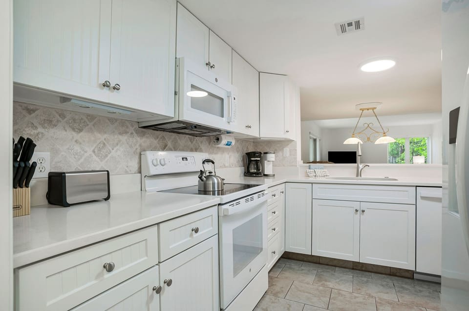 Villa, Multiple Beds, Balcony, Golf View (522 Plantation Club Villas) | Private kitchen | Fridge, microwave, oven, stovetop