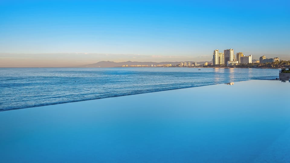 5 outdoor pools, pool umbrellas, sun loungers