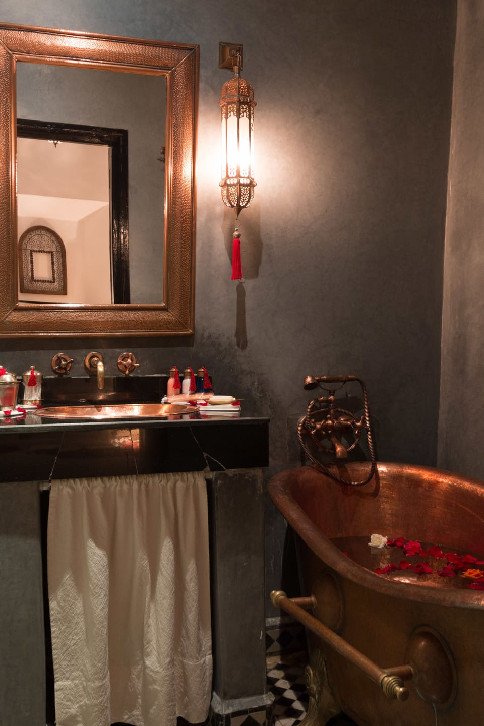 Double Room | Bathroom | Free toiletries, hair dryer, bathrobes, towels