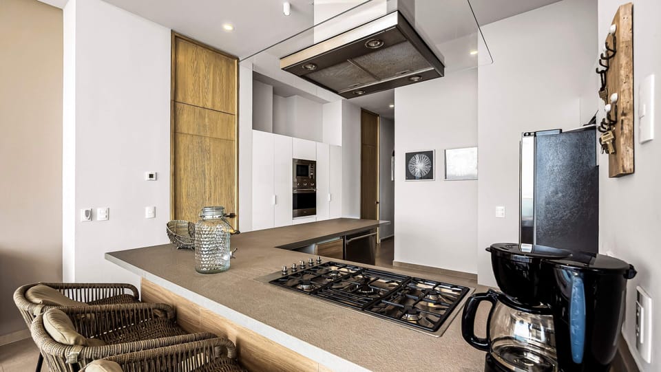 Luxury Penthouse, 4 Bedrooms, Pets Allowed, Ocean View | Private kitchen | Coffee/tea maker, electric kettle