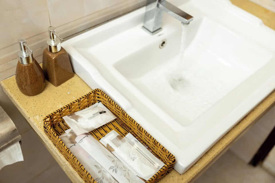 Deluxe Room, City View | Bathroom | Free toiletries, hair dryer, slippers, towels