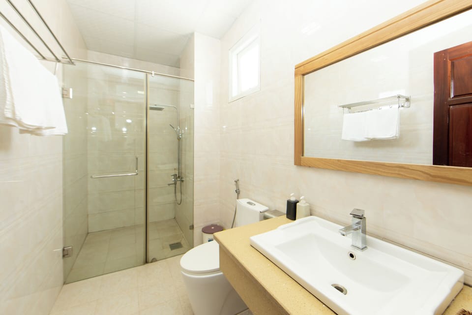 Family Double Room, Balcony, City View | Bathroom | Free toiletries, hair dryer, slippers, towels