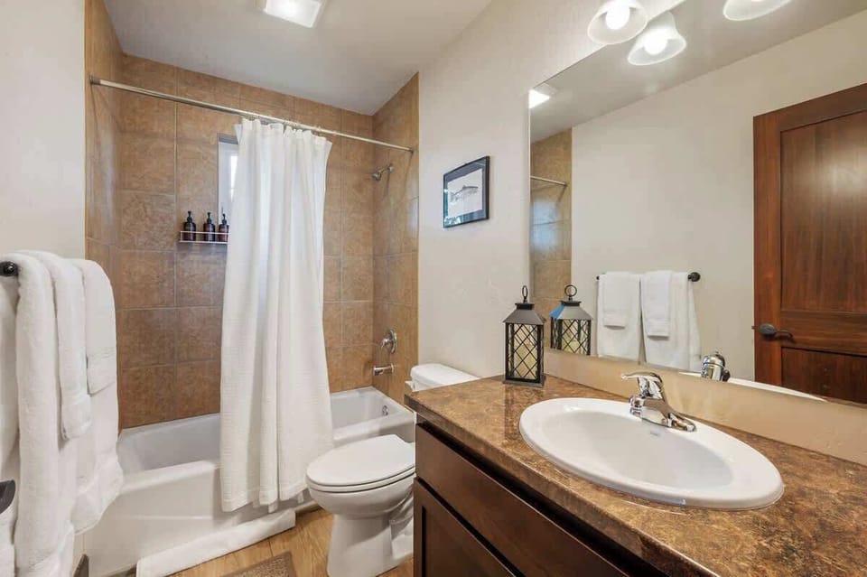 2nd full bathroom with a shower/tub combo on the main floor