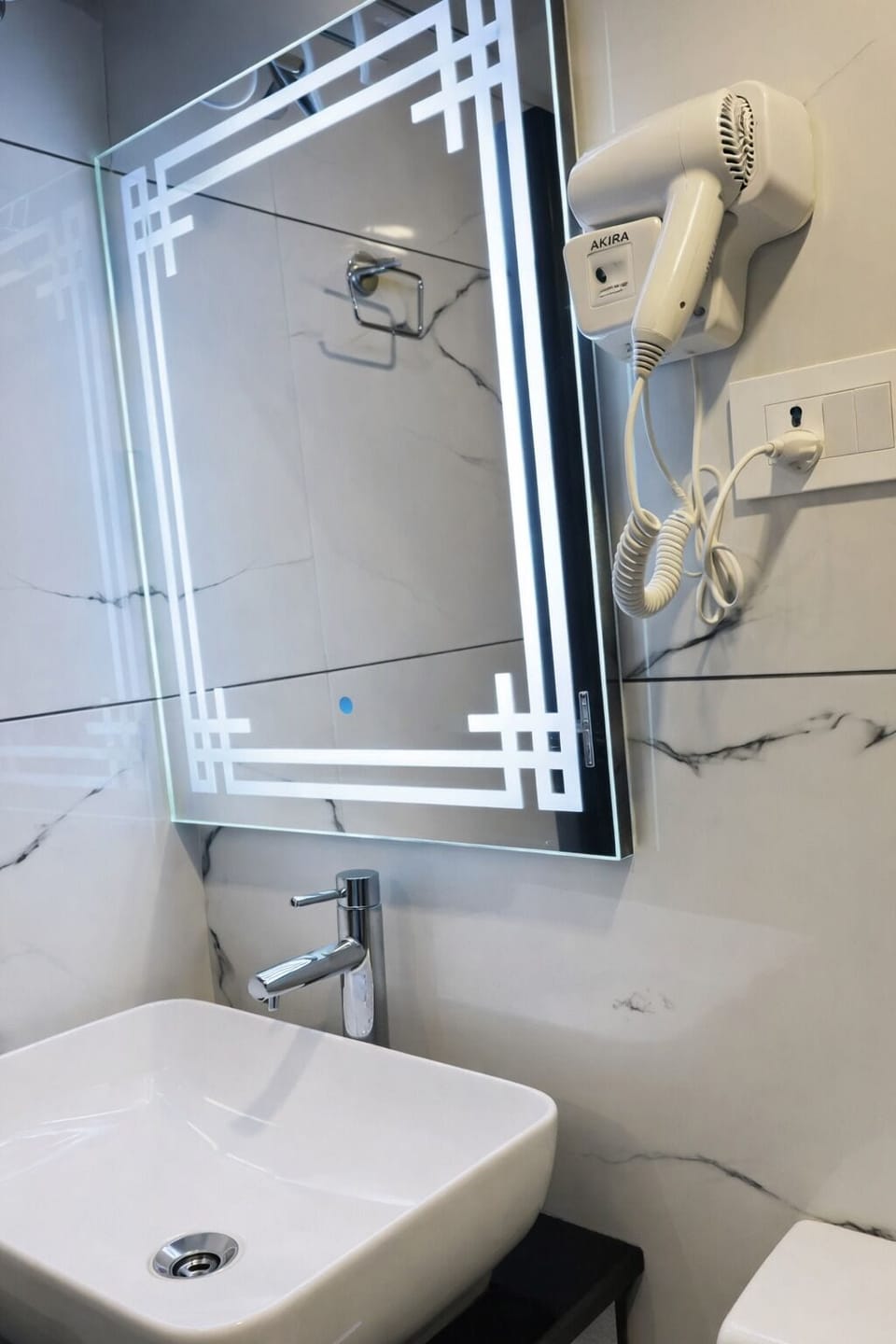 Shower, rainfall showerhead, free toiletries, slippers