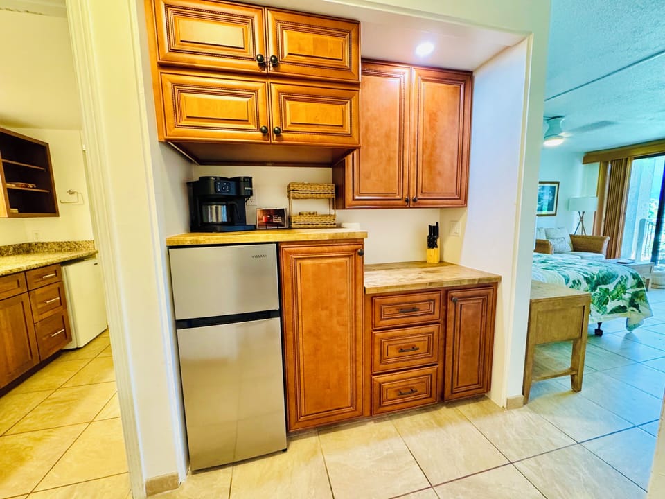 Dry kitchenette (no sink)