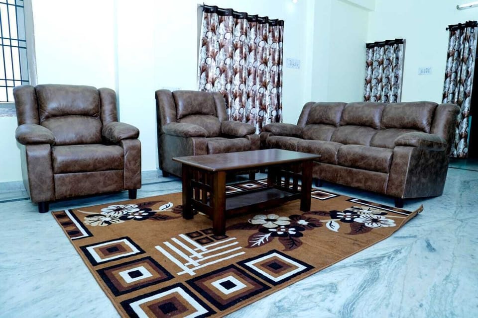 Deluxe Apartment | Living area | Flat-screen TV