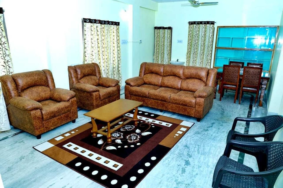 Deluxe Apartment | Living area | Flat-screen TV