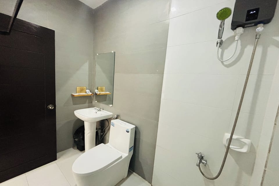Family Room | Bathroom | Shower, rainfall showerhead, free toiletries, bidet