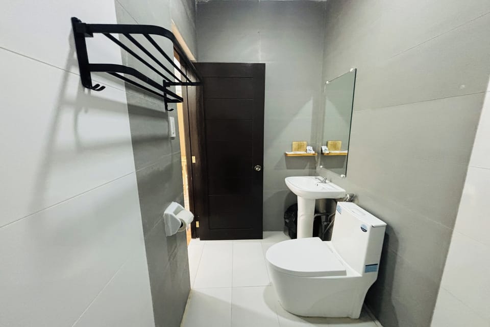 Family Room | Bathroom | Shower, rainfall showerhead, free toiletries, bidet