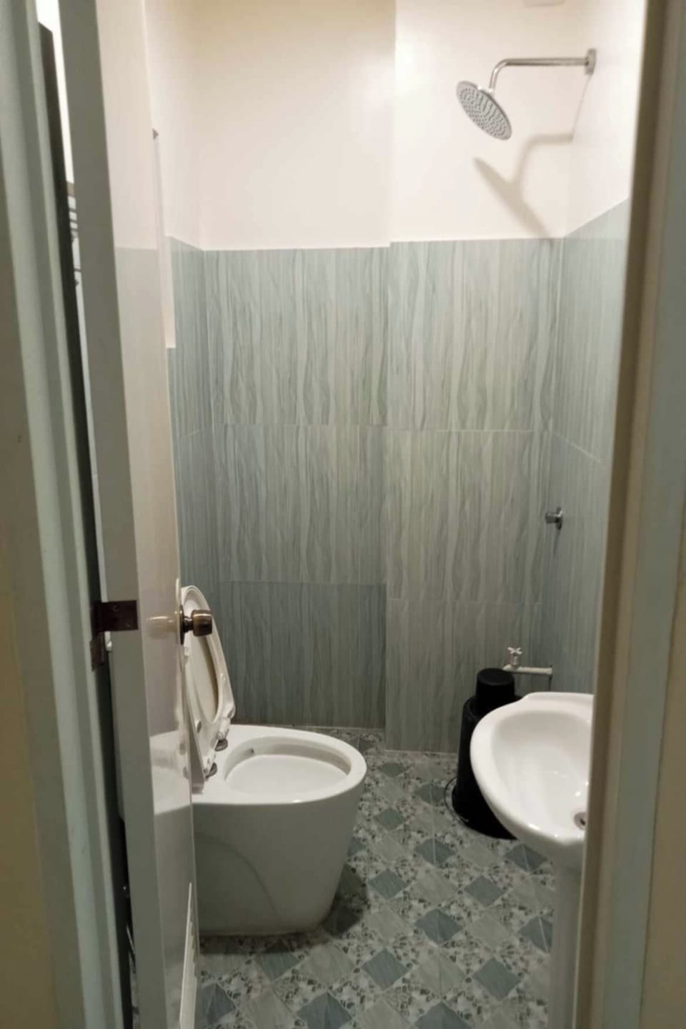 Shower, rainfall showerhead, free toiletries, hair dryer