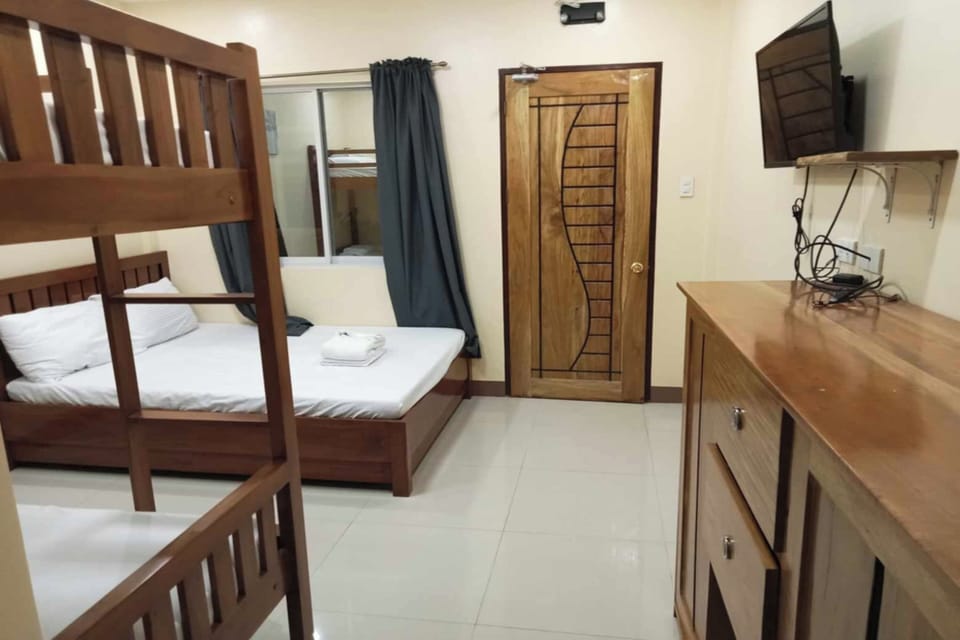 Quadruple Room | Desk, rollaway beds, free WiFi, bed sheets