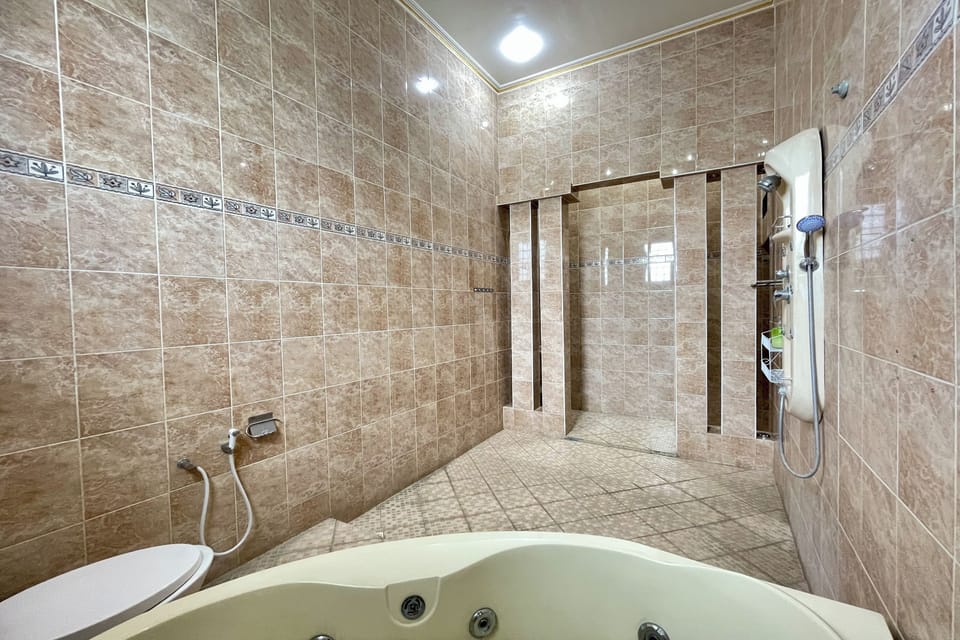 Suite | Bathroom | Free toiletries, towels