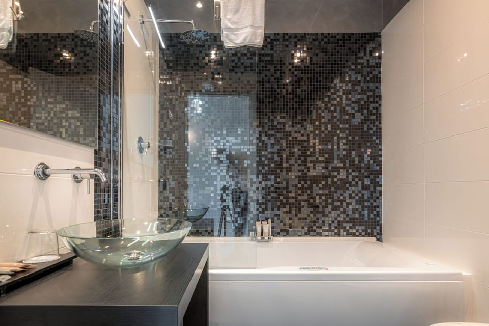 Standard Double Room | Bathroom | Hair dryer, bidet, towels, soap