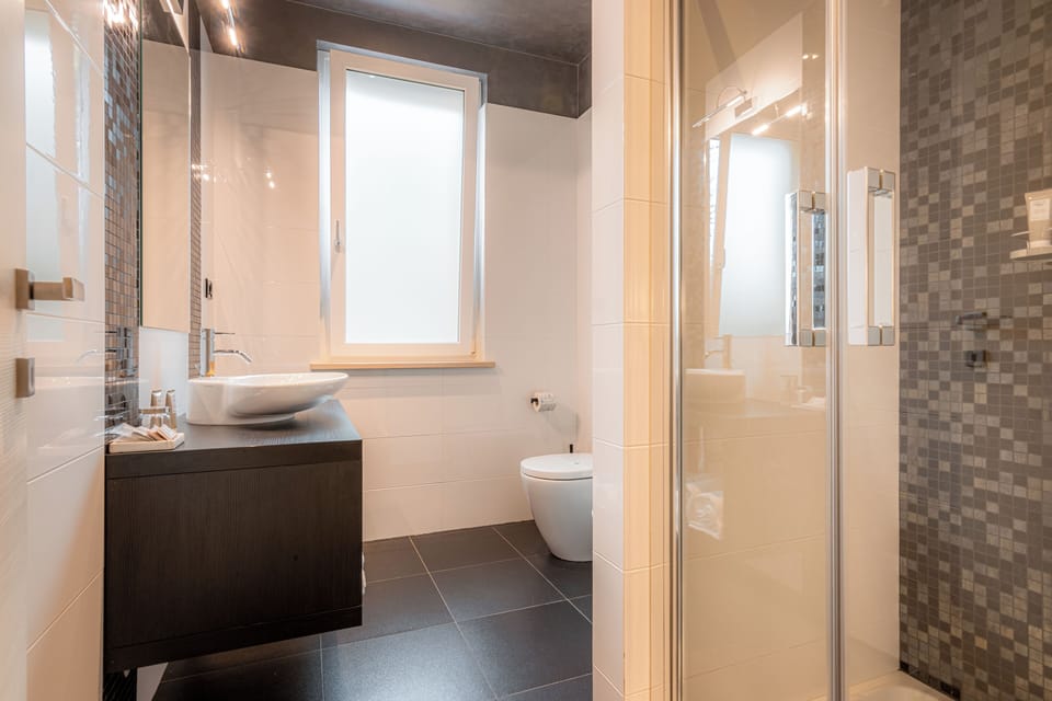 Royal Suite | Bathroom | Hair dryer, bidet, towels, soap