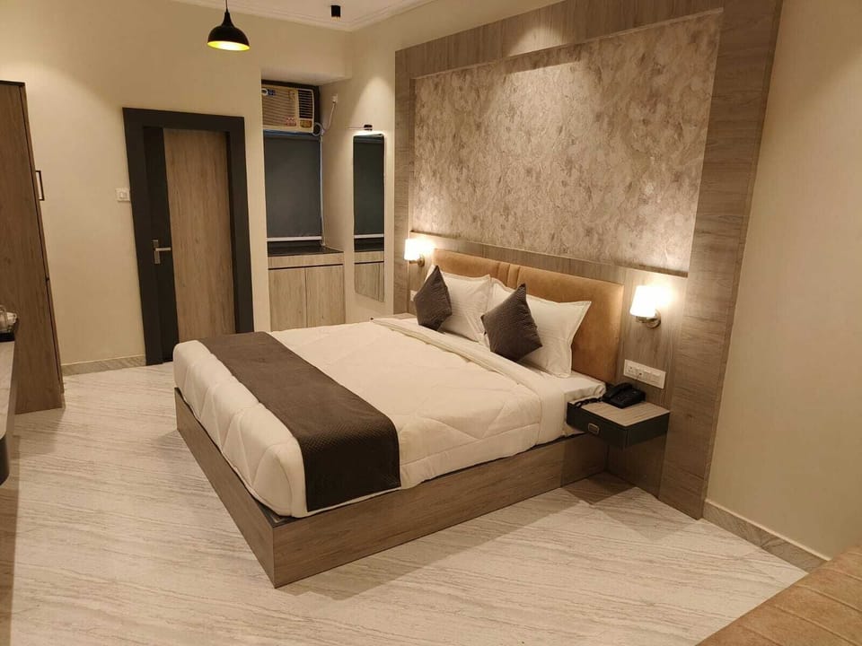 Deluxe Double Room | Desk, iron/ironing board, free WiFi