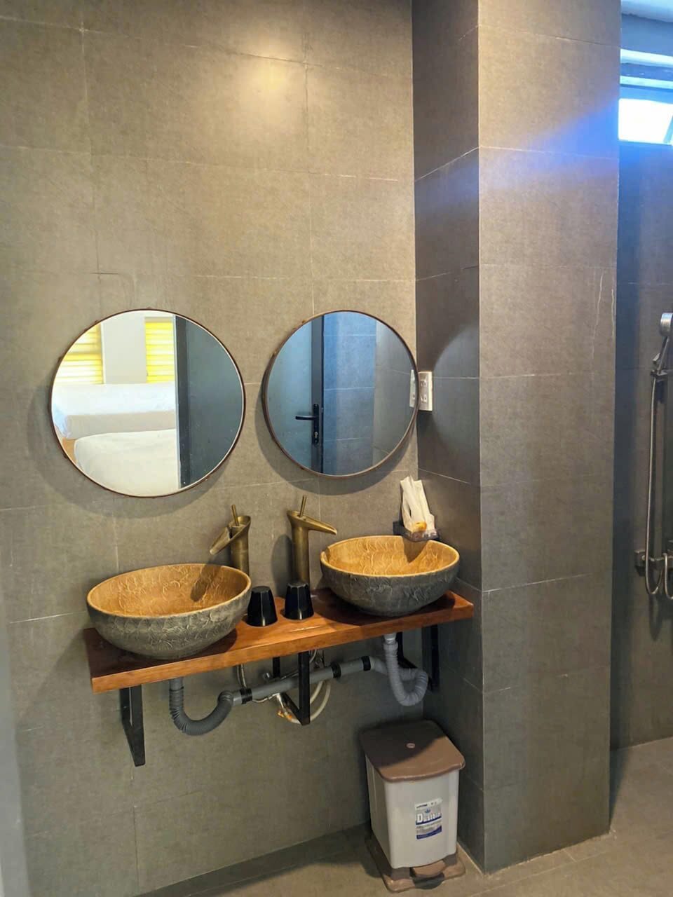 Family Room | Bathroom | Shower, free toiletries, hair dryer, towels