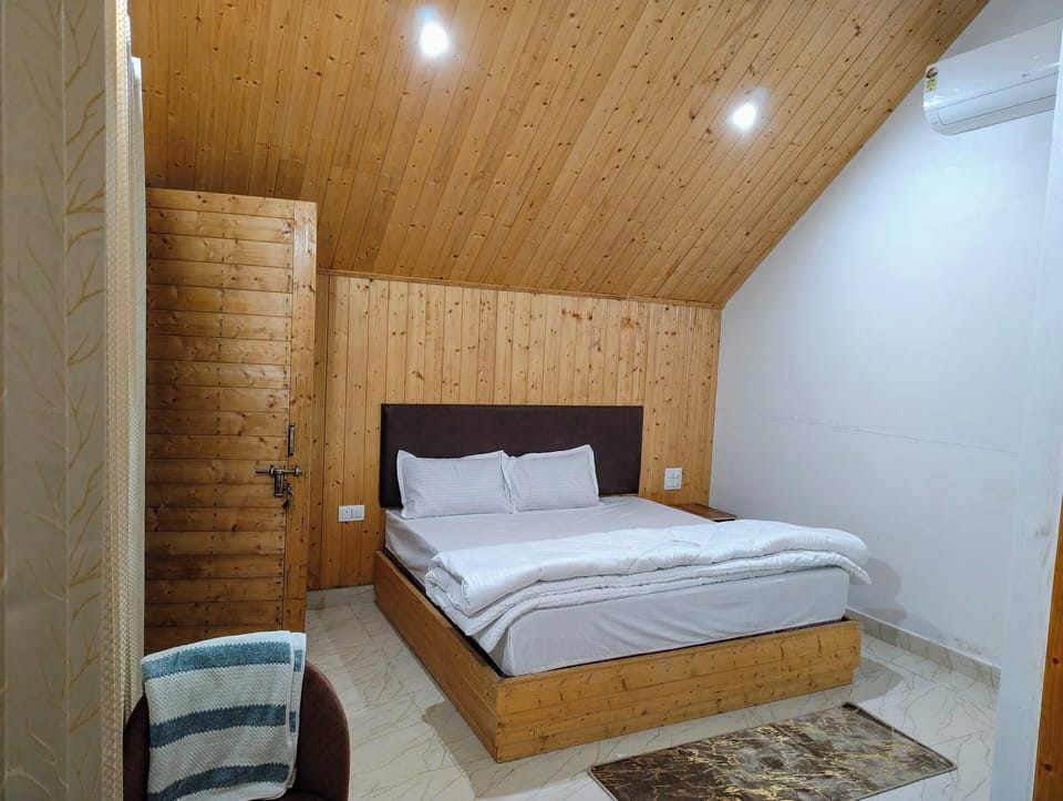 Deluxe Single Room, Balcony, River View | Blackout drapes, iron/ironing board, free WiFi
