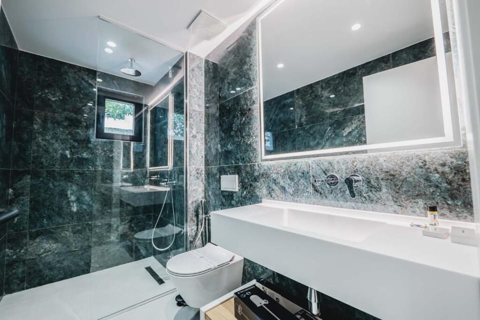 Suite, Balcony | Bathroom | Shower, slippers, bidet, towels
