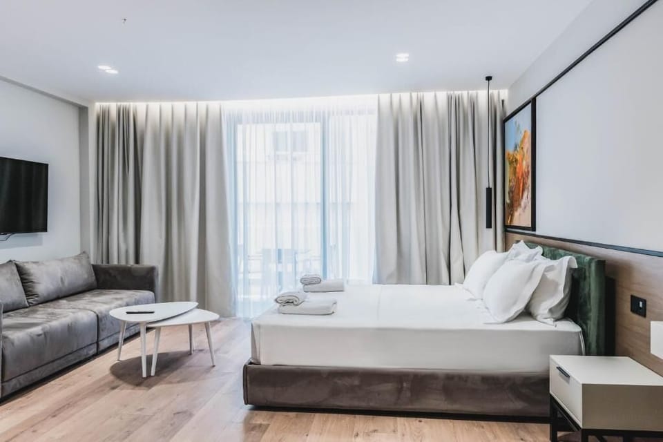 Suite, Balcony | Minibar, desk, soundproofing, free WiFi