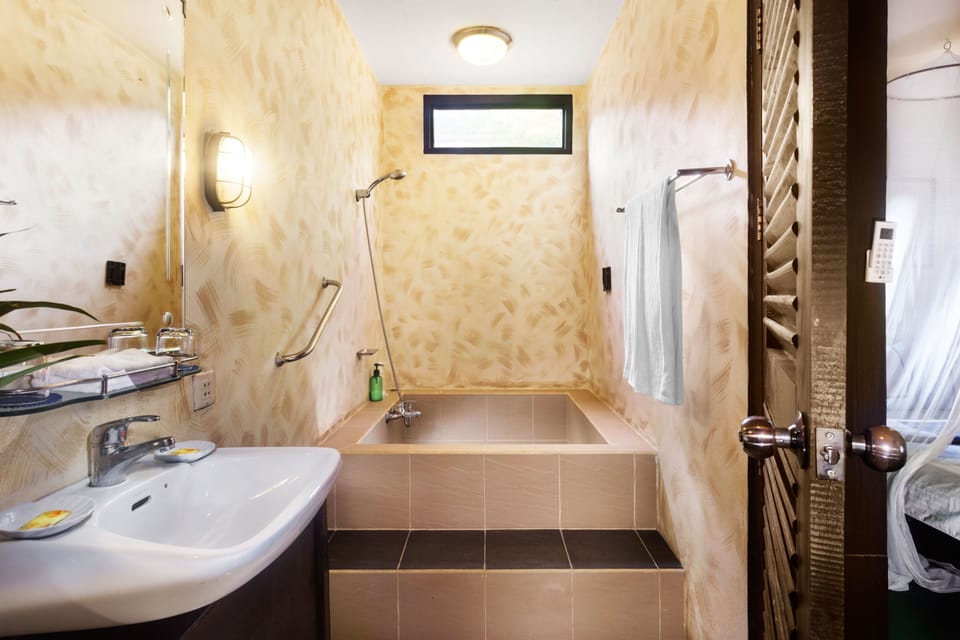xxxDeluxe Double Room | Bathroom | Spring water tub, rainfall showerhead, free toiletries, slippers
