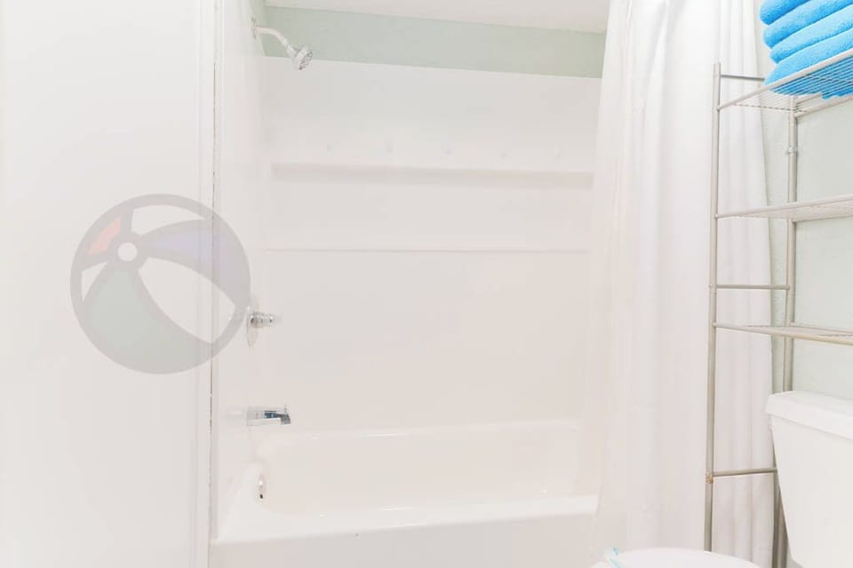 Tub/shower combo in between the two "halves"