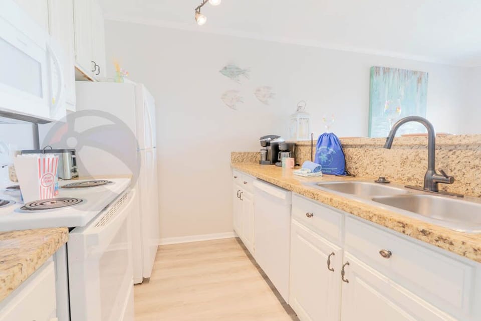 Kitchen with all full-sized appliances