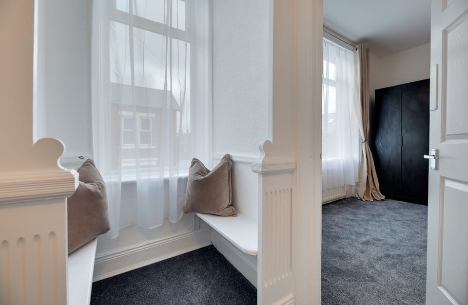 Mauve Modern 3-Bedroom Home in Newcastle House in Newcastle upon Tyne