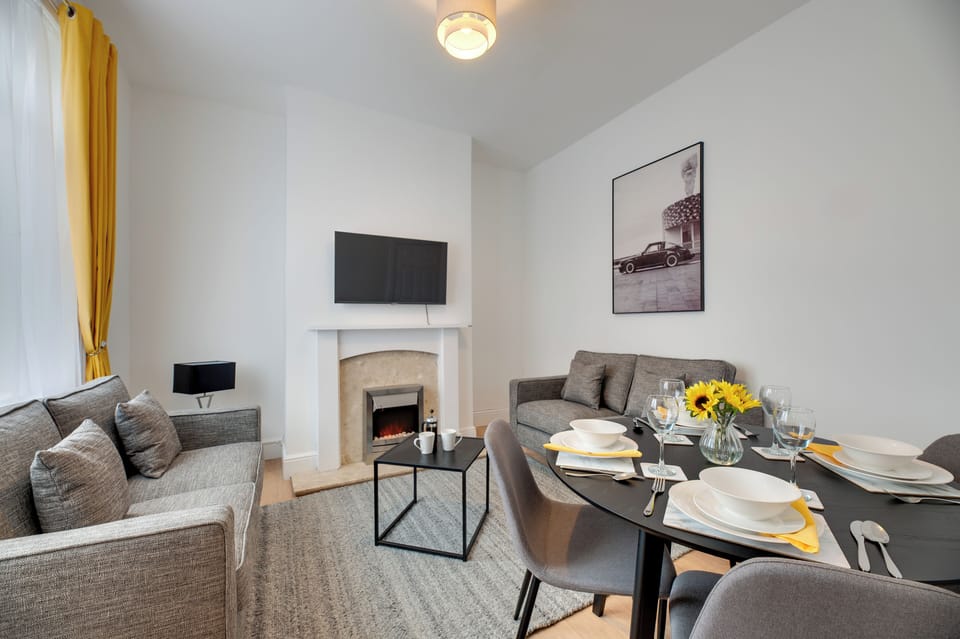 Room, City View | Living area