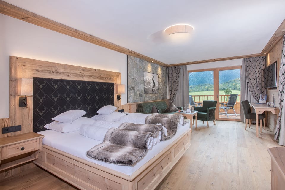 Suite (Alpin) | Premium bedding, down comforters, in-room safe, desk