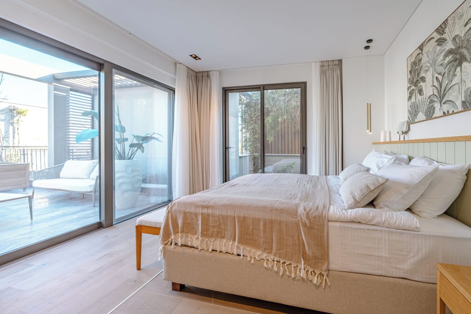 Main Ensuite Bedroom With King Bed