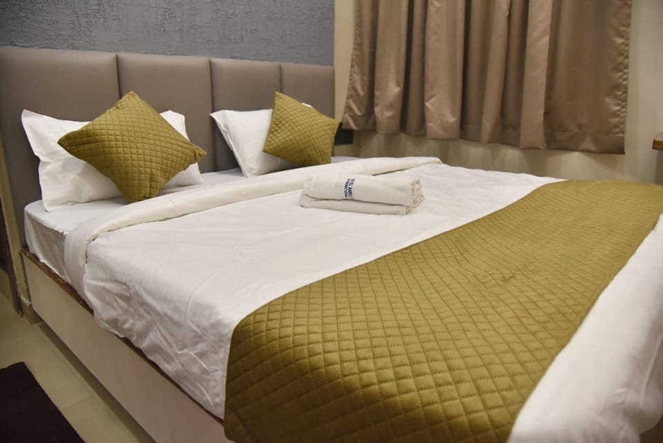 Deluxe Room | Desk, WiFi (free), bed sheets