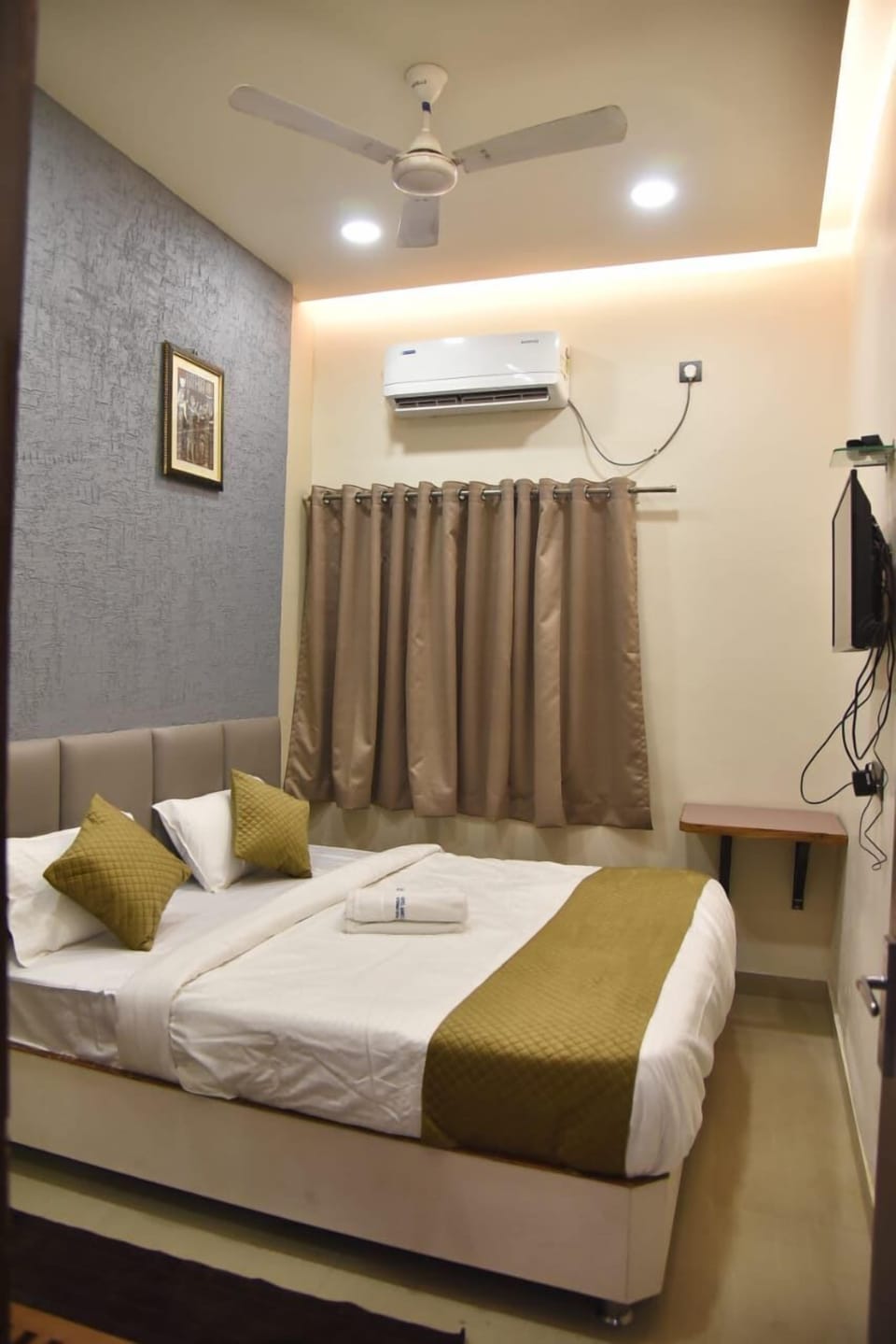 Deluxe Room | Desk, WiFi (free), bed sheets